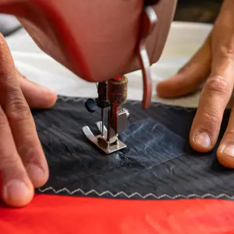 Couture d'une réparation sur tissu d'aile