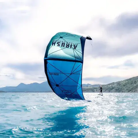 Kitesurf sur le lac de Serre-Ponçon