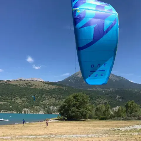 Aile en l'air sur la plage des Eaux Douces