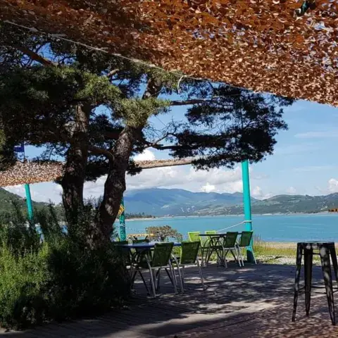 Terrasse ombragée du bar-restaurant Brise face au lac
