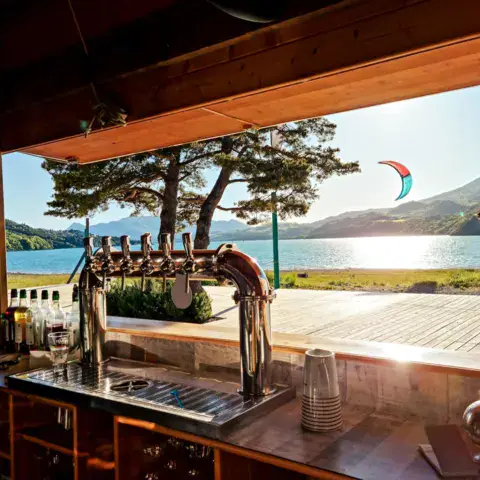 Le bar de Brise avec vue sur le lac de Serre-Ponçon