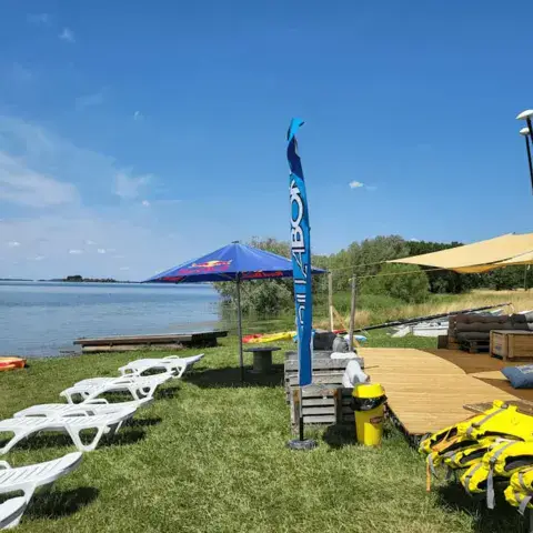 Base nautique et espace détente au bord du lac
