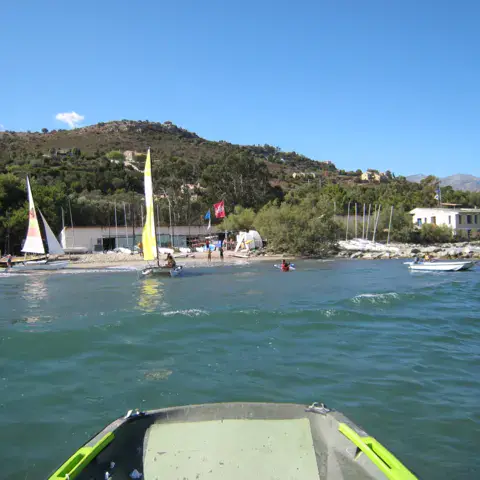 La base nautique et ses locaux en bord de plage