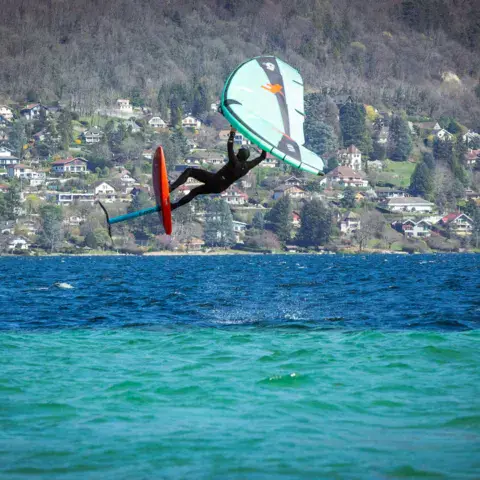 Session de wingfoil face à Sévrier