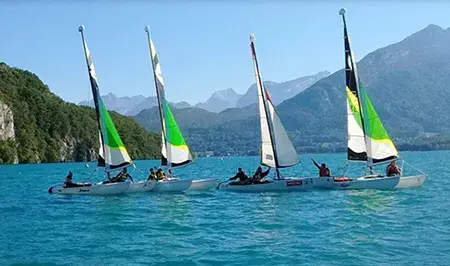 Flotte de catamarans sur le lac d'Annecy