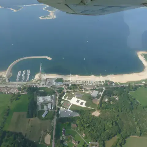 Vue aérienne de la plage et du port du lac d'Orient