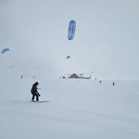 Groupe de snowkiters au col du Lautaret