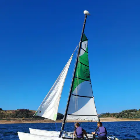 Catamaran sur le lac de Naussac