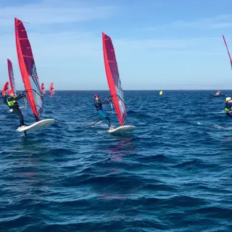 Cours de planche à voile dans la baie de L'Île-Rousse