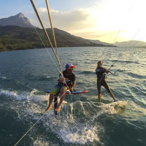 Kitesurf sur le lac de Serre-Ponçon en été