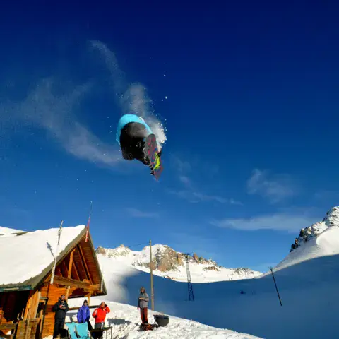 Saut en snowkite devant le refuge du col du Lautaret