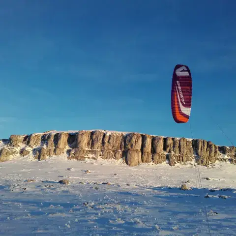 Kite en vol au-dessus des falaises du Vercors