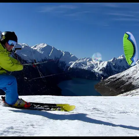 Rider de snowkite à skis