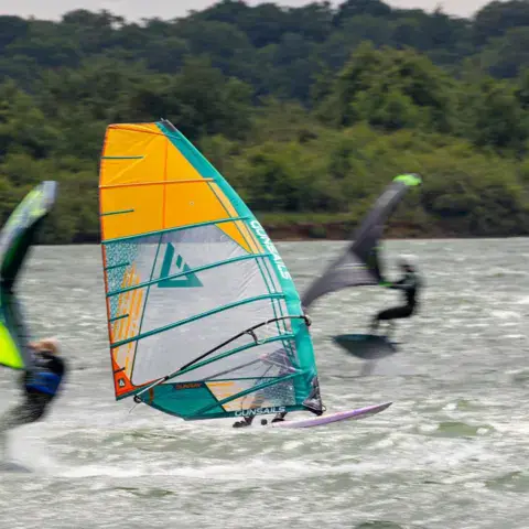 Windsurf et wingfoil sur le lac de Madine