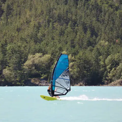 Windsurf sur le plan d'eau de Crots