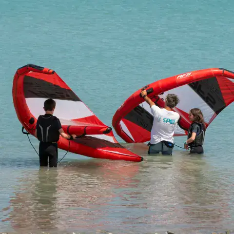 Préparation des ailes de wing dans l'eau