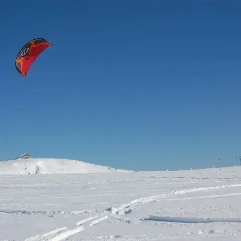 Rider de snowkite sur les crêtes des Vosges
