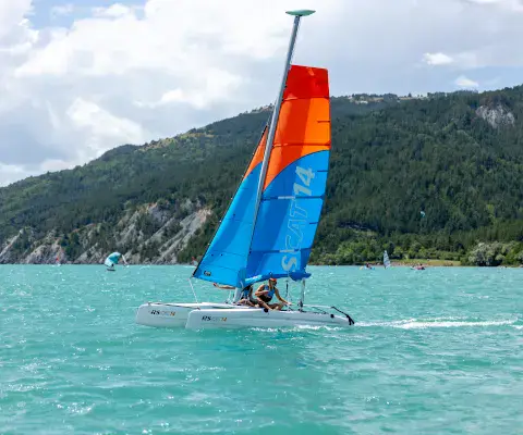 Catamaran sur le lac de Serre-Ponçon