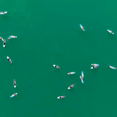 Séance de paddle vue du ciel sur le lac