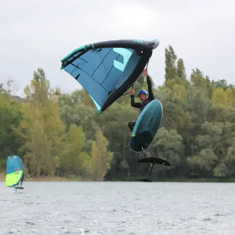 Session de wing foil à l'île de loisirs des Boucles de Seine