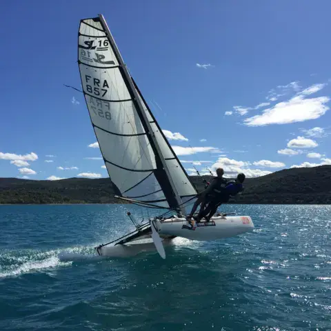Catamaran au large de Bauduen