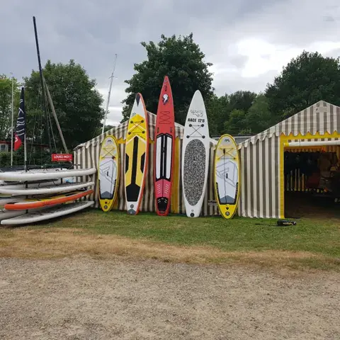 Paddles et matériel de l'école sur la plage de Vauveix