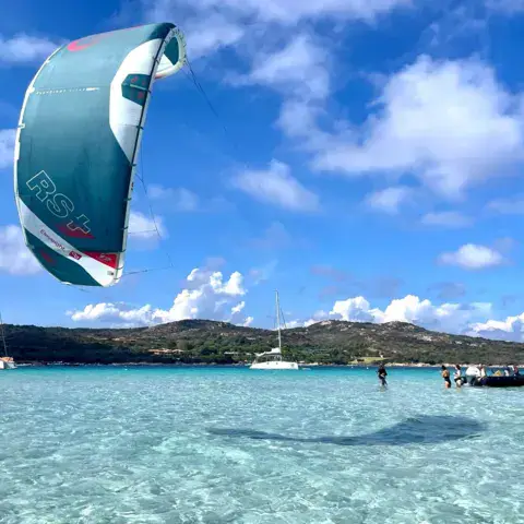 Session de kitesurf sur un spot de Bonifacio