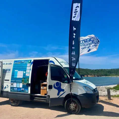 Le camion de l'école itinérante sur un spot de Bonifacio