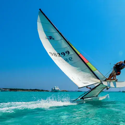 Catamaran sur le lagon de Piantarella