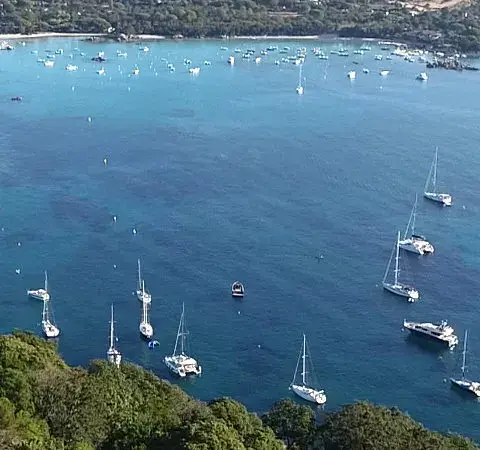 La baie de Santa Giulia vue d'en haut