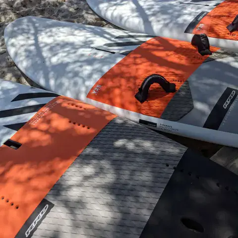 Planches de windsurf du club