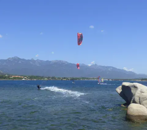 Kitesurf dans la baie de Figari