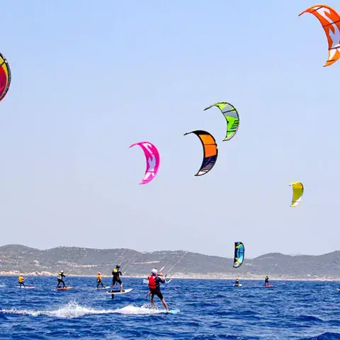 Downwind en kitesurf au large de Figari