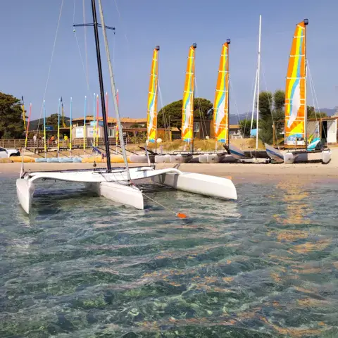 Catamarans à l'eau dans la baie de Pinarello