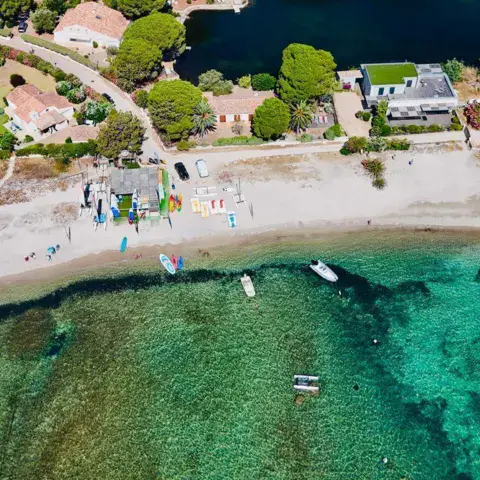 La plage et le ponton du club