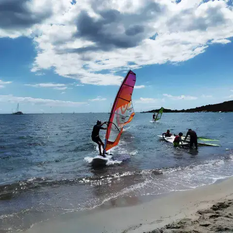 Planche à voile dans la baie de Saint-Cyprien