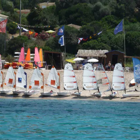 Dériveurs alignés sur la plage de Portigliolo