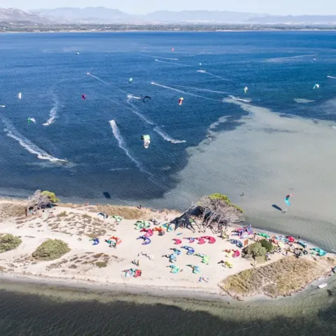 Vue aérienne du spot de Punta Trettu et de ses kiters
