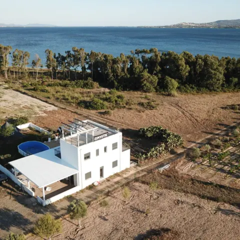 Vue aérienne de la maison du centre, face à la lagune