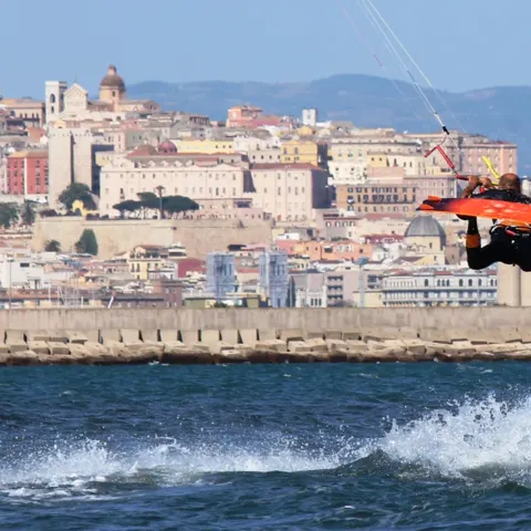 Kitesurfeur en saut devant la ville de Cagliari