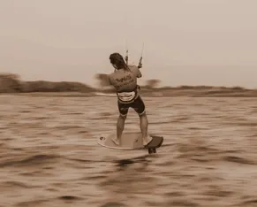 Kitesurfeur sur une planche hydrofoil