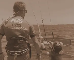 Moniteur avec un élève pendant un cours de kitesurf
