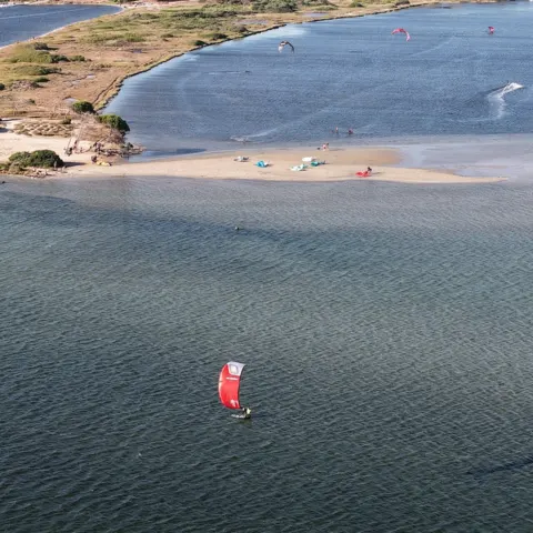Kitesurfeur sur la lagune, vue de drone