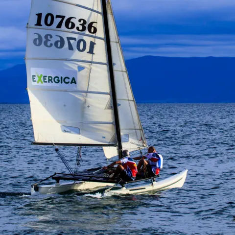 Catamaran Hobie Cat près d'une bouée Eolo
