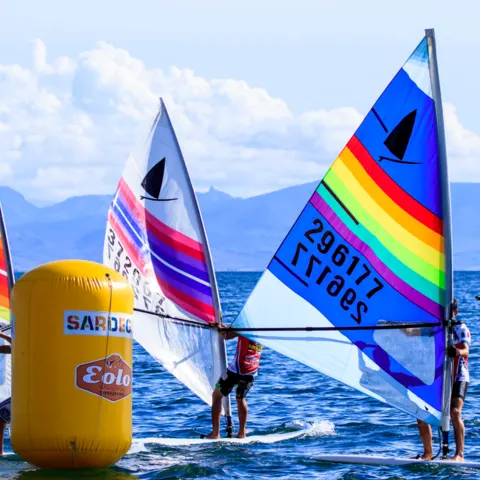 Voiles de windsurf école sur le golfe d'Oristano