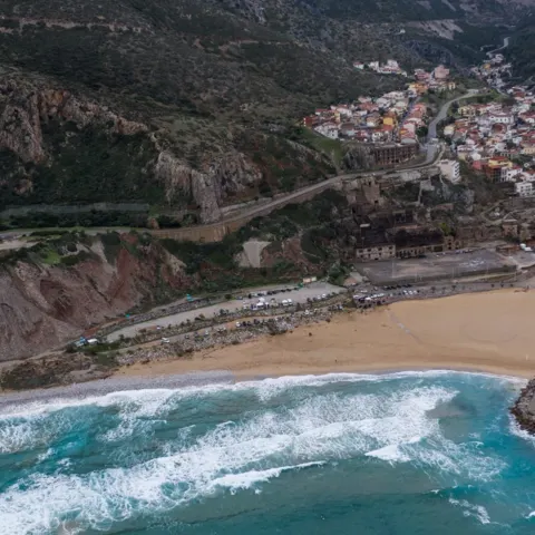 La plage et le village de Buggerru vus du ciel