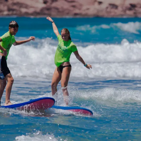 Deux surfeurs sur des planches de longboard dans les vagues
