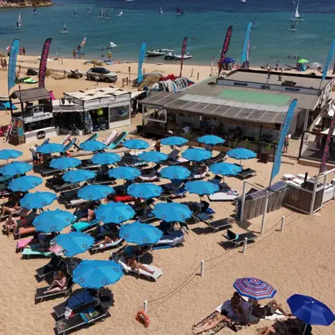 Plage de Porto Pollo vue du ciel, base nautique et parasols