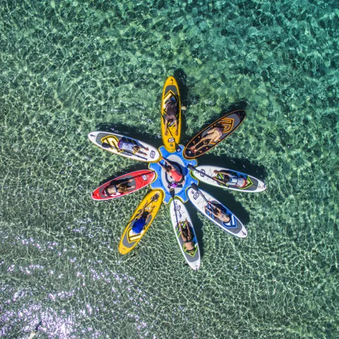 Groupe de paddles assemblés en étoile, vue aérienne