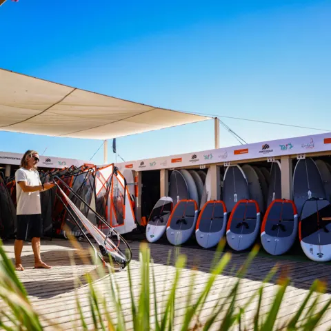 Espace de location de windsurf avec planches alignées